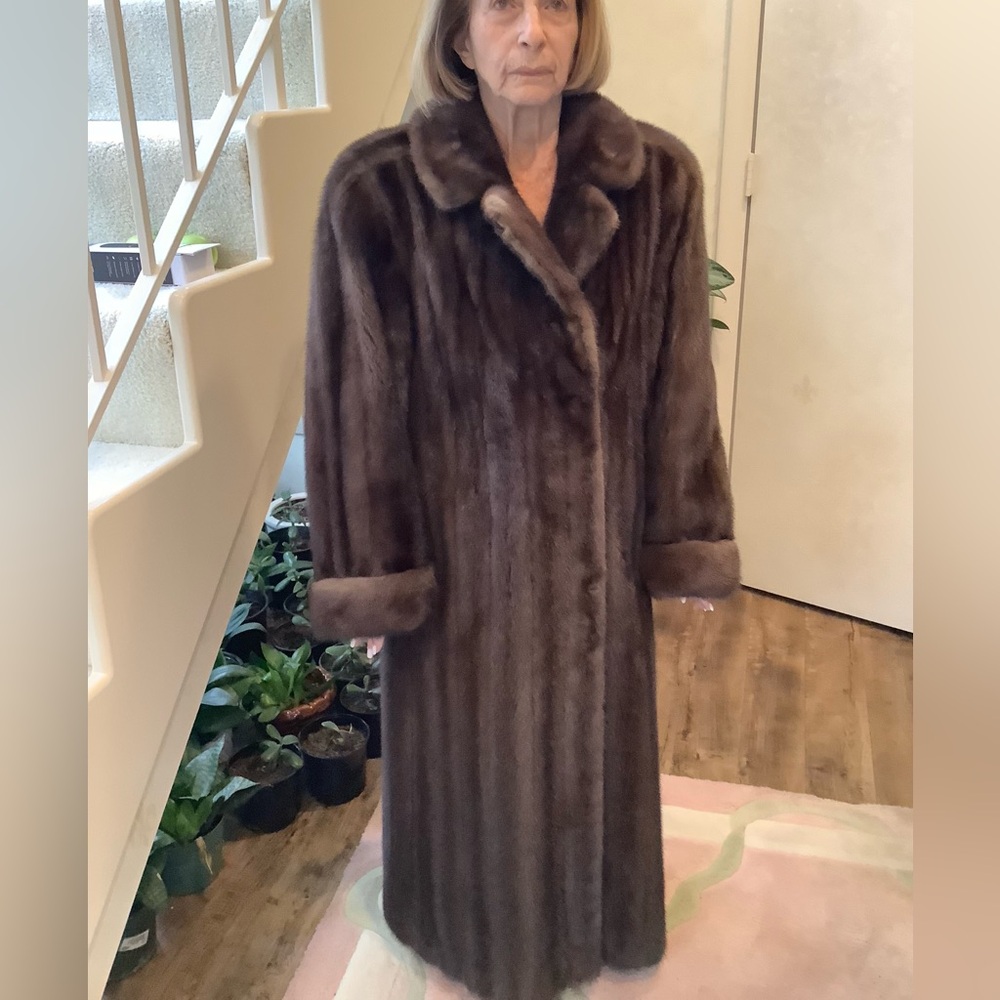 Luxurious Mink Fur Coat - Picture 7 of 8